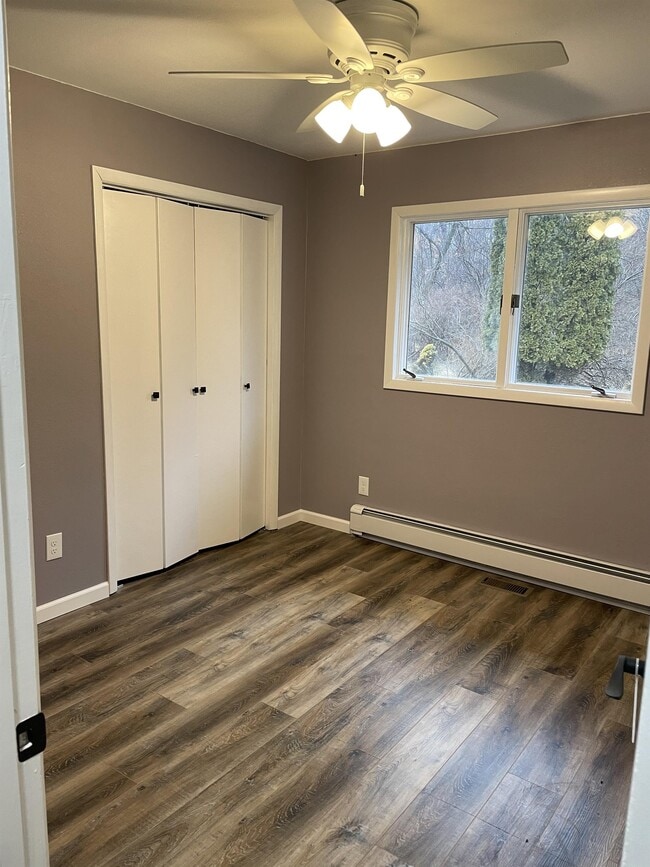 Building Photo - 2224 Oakwood Dr