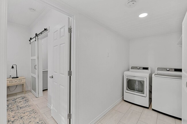 Building Photo - Charming 1BR plus bonus room, 2 full bath ...