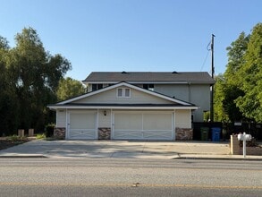 Building Photo - Large 2-story 4 bed, 3 bath on huge lot