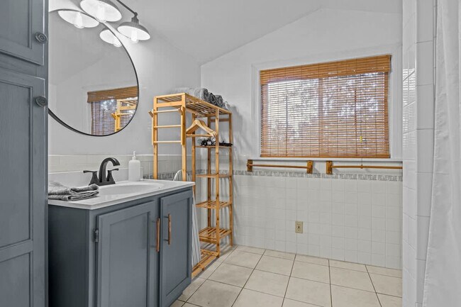 Building Photo - 912 Little Bay Ave