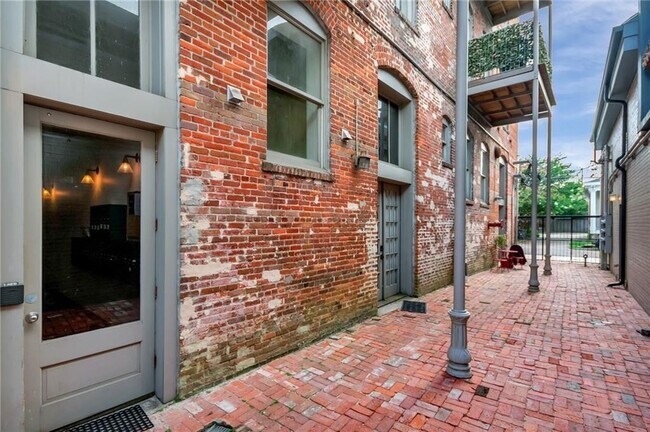 Building Photo - DOWNTOWN LIVING AT ITS FINEST!
