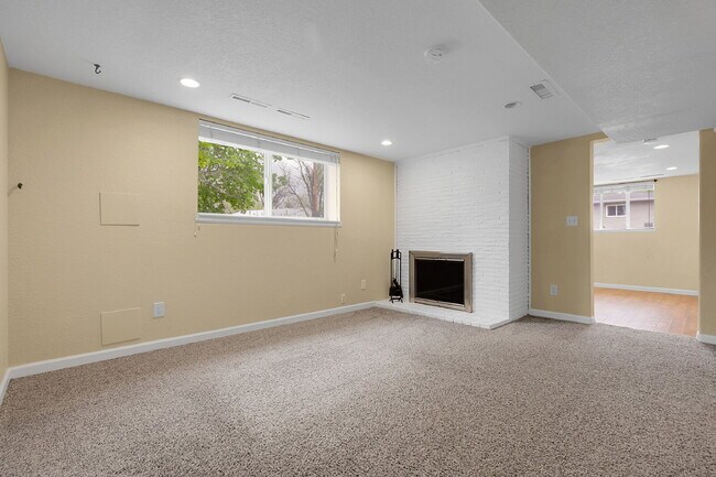 Building Photo - $1,795.95 - 2 Bed, 1 Bath Duplex Unit in Littleton with Fenced in yard, and In Unit Laundry!