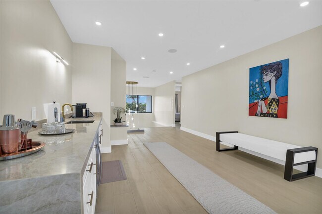 Building Photo - 319 S Riverside Dr