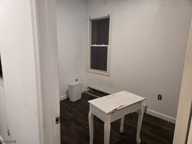 Building Photo - 38 11th Ave W