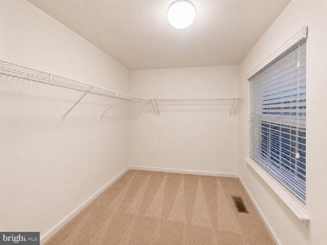 Building Photo - 6076 Wicker Ln