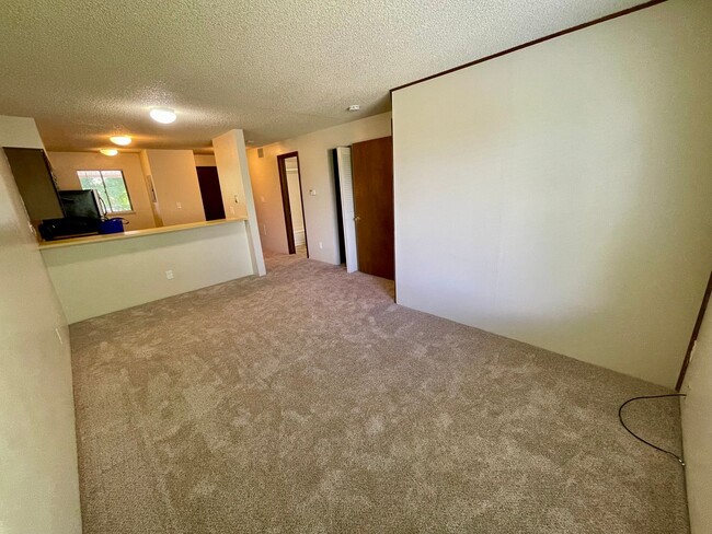 Building Photo - Cozy Studio Condo with Bonus Room/Study!