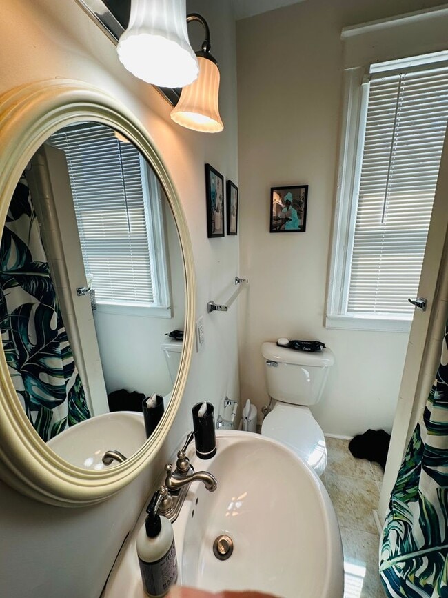 Building Photo - Beautifully Renovated 3bdrm/2.5bth Home Located in Richmond's North-side w/Balcony!