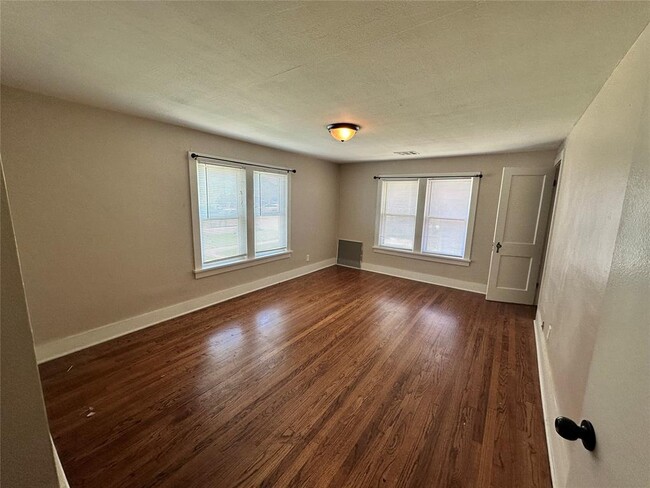 Building Photo - 746 S Jenkins Ave