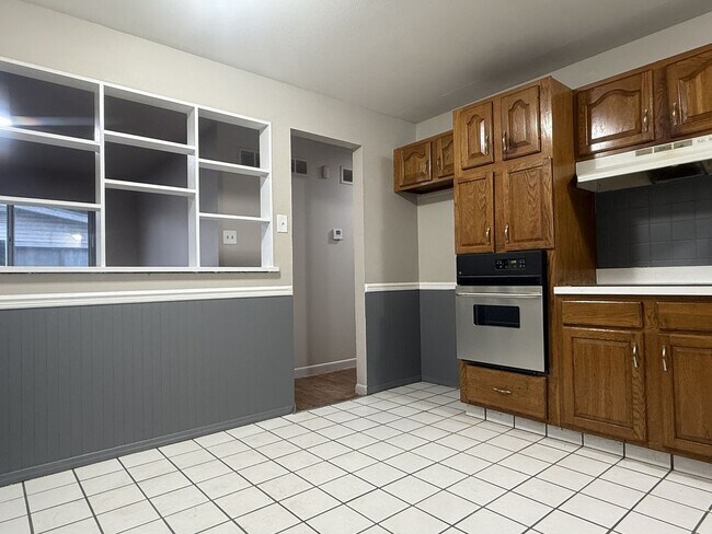 Building Photo - Florissant ready for move in - 3 Bed 1-1/2 Bath with Partially Finished Basement