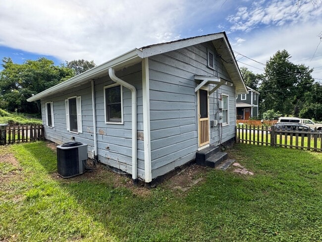 Building Photo - Central Asheville - Renovated Bungalow!