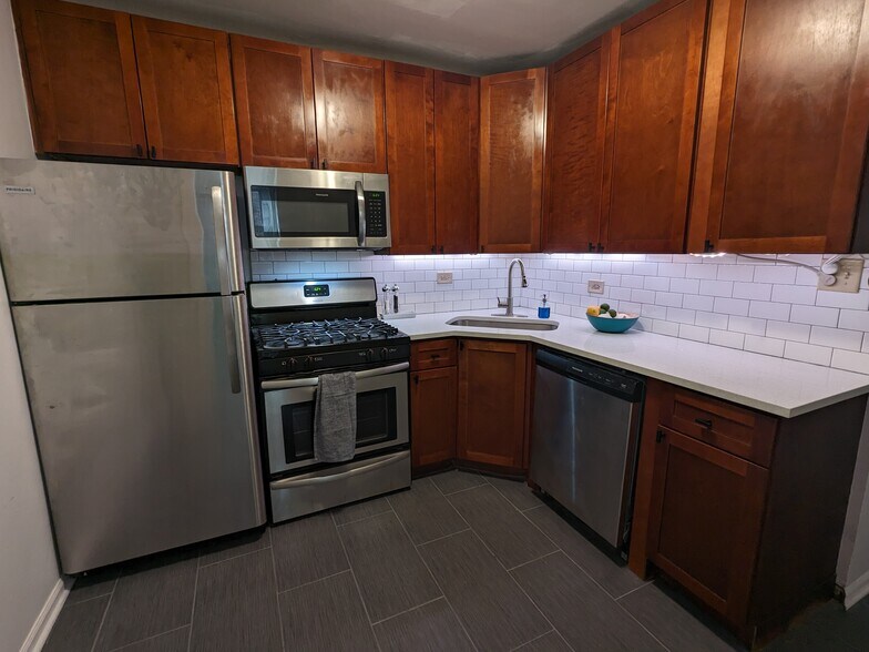 Building Photo - 2040 W Birchwood Ave