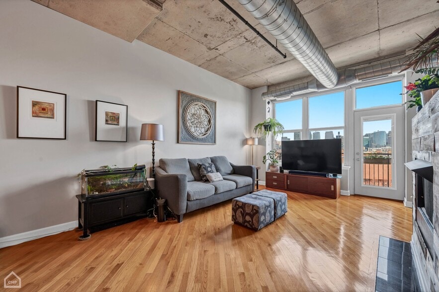 Living room - 6 S Laflin St
