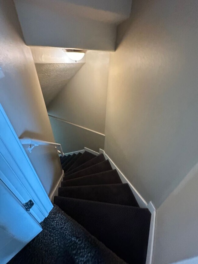 Building Photo - Dog friendly 3 Bedroom 2.5 Bath town home in Provo.