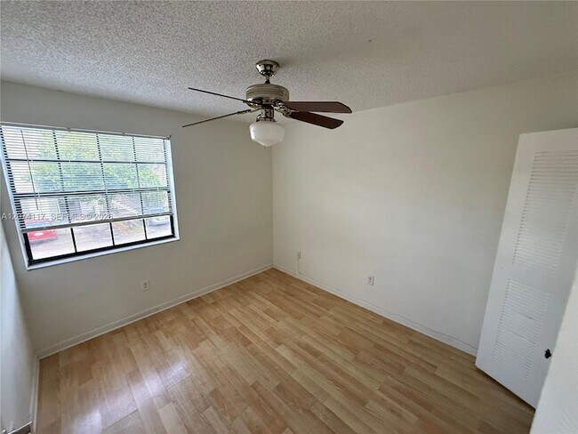 Building Photo - 1080 N Franklin Ave