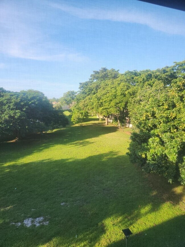 Building Photo - 613 S State Rd 7