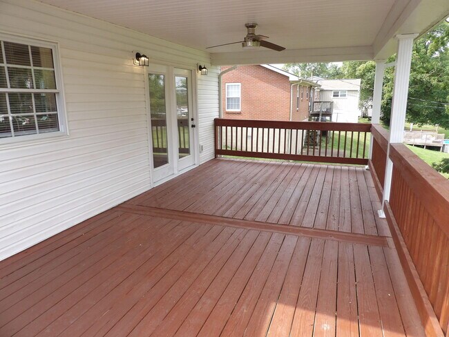 Building Photo - 102 Cedar Dr