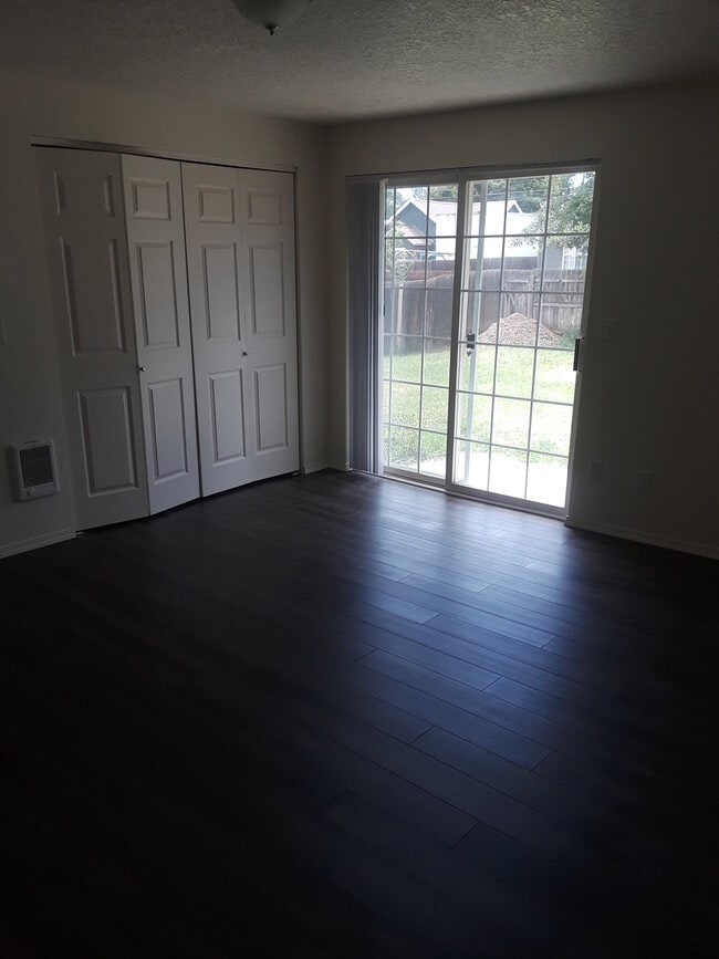 Building Photo - Adorable duplex in Prineville - all new in...
