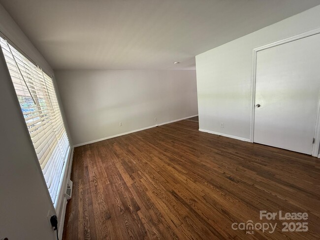 Building Photo - 617 Camrose Dr