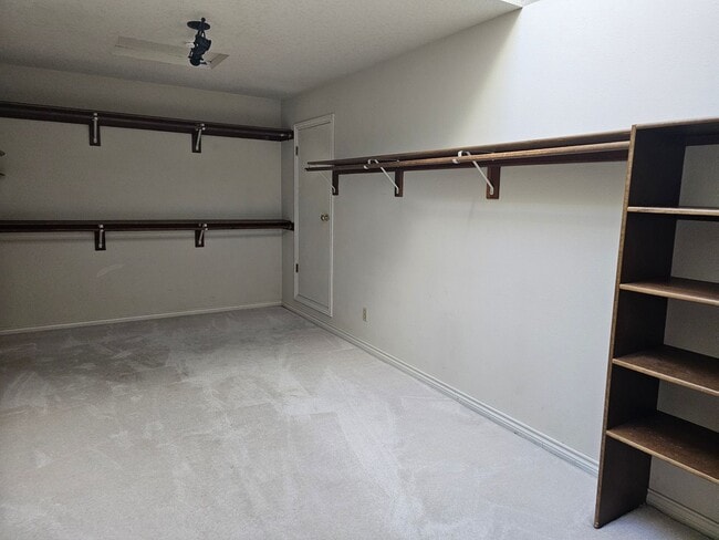 Building Photo - TRADITIONAL HOME IN PALISADES NEIGHBORHOOD...