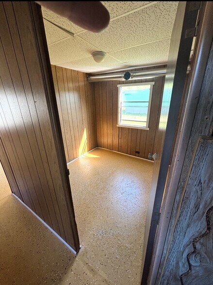 Building Photo - 4420 W Ridge Rd