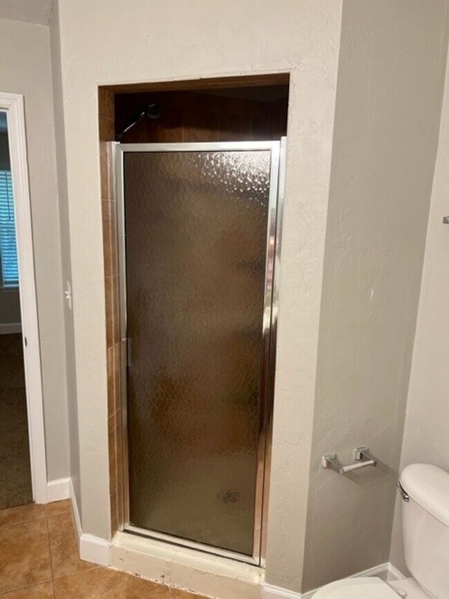 Building Photo - Great Location for this 2 bedroom 2 1/2 bath in Woods Edge South