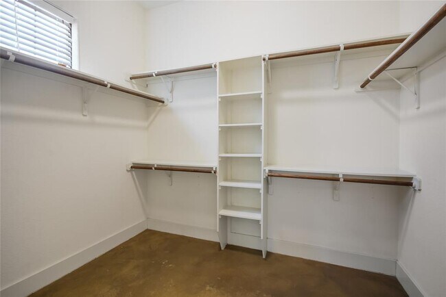 Building Photo - 18400 Lakepoint Cove