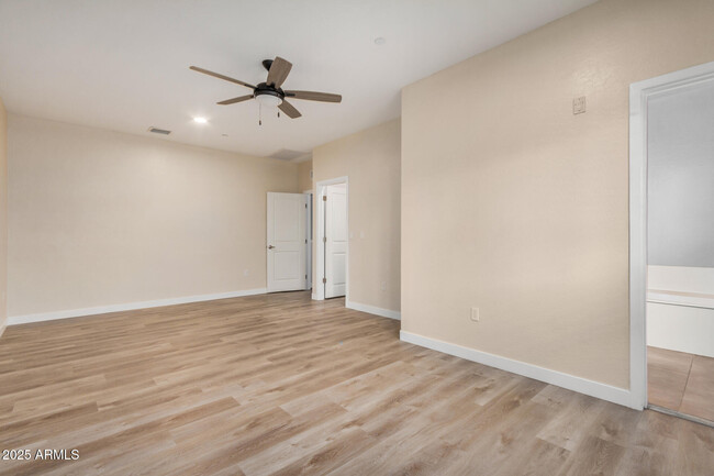 Building Photo - 815 E Rose Ln