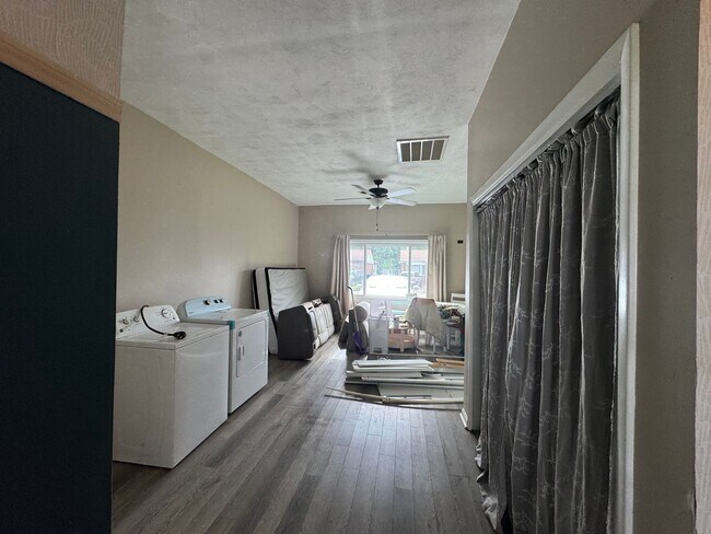 Building Photo - 2041 Midway Ave