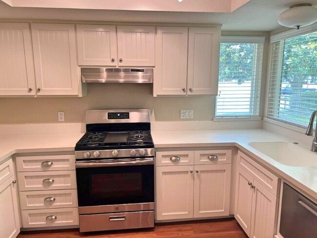 Building Photo - Remodeled Beautiful 2 Bedroom Senior Duple...