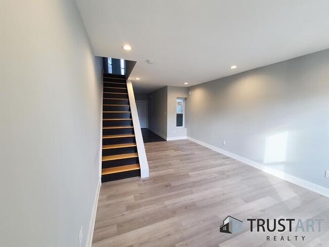 Building Photo - 2 Bedroom house with basement/backyard.