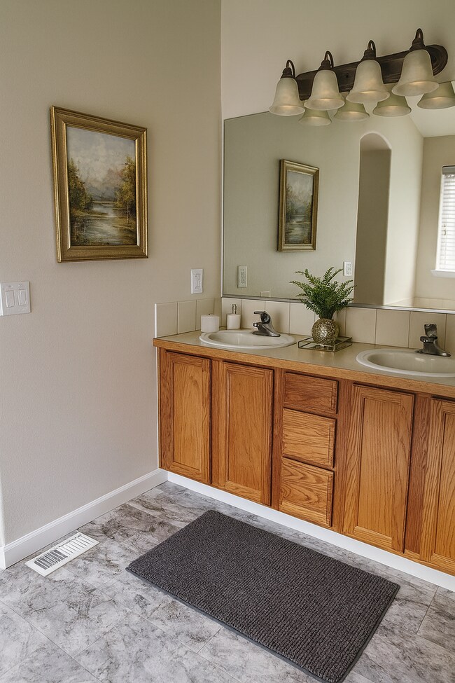 Building Photo - ****GATED AREA, 4 BDR w/LOFT****