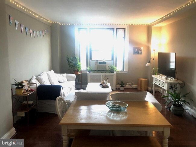 Building Photo - 2031 Locust St