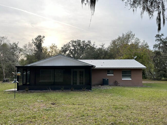 Building Photo - Charming 2/2 Home W/ 1 Car Garage on Almos...