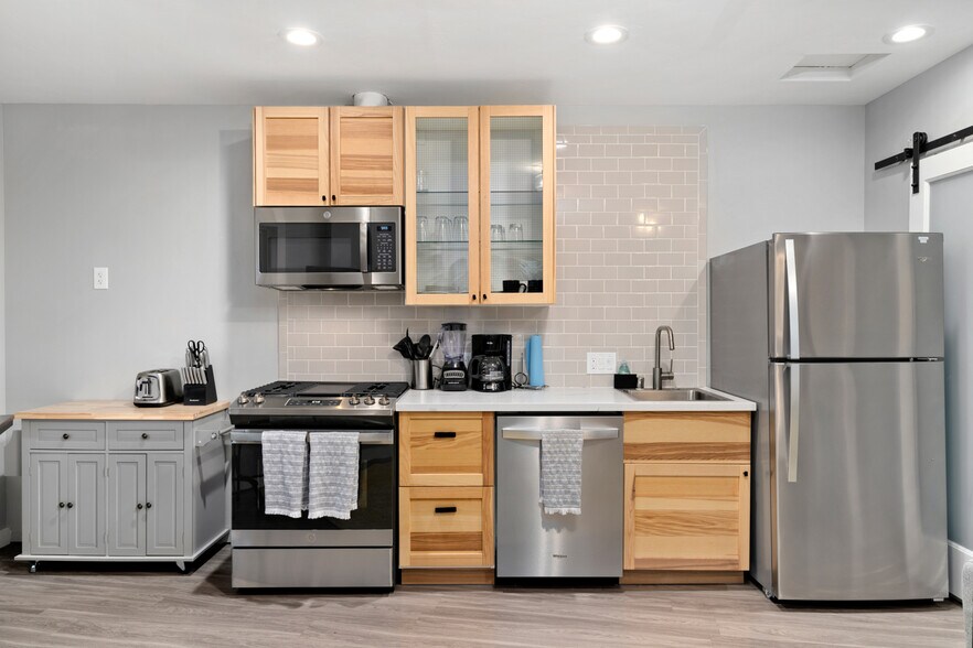 Building Photo - 3228 Broadway