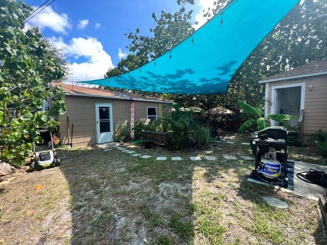 Building Photo - Gulfport charm 3/1 1 car garage