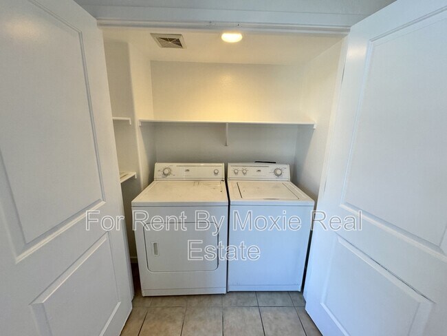 Building Photo - 330 S Farmer Ave