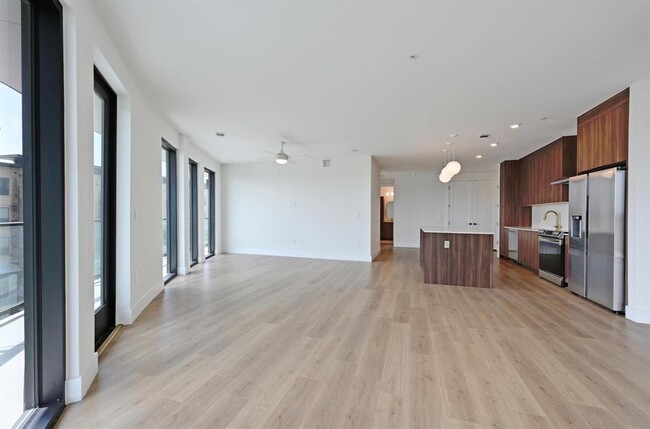 Building Photo - 1701 Simond Ave