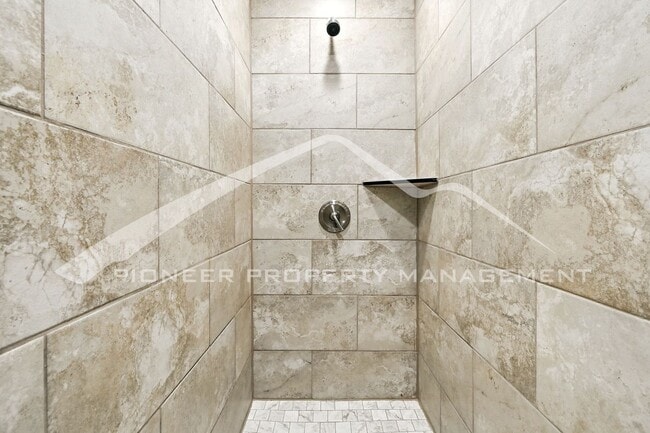Building Photo - Stunning Home with Central AC and 2-Car Ga...