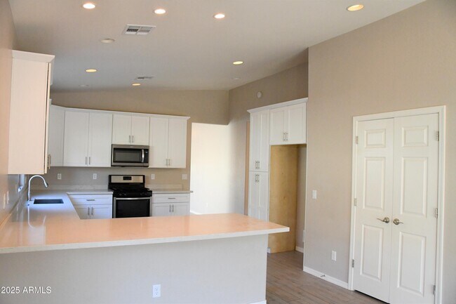 Building Photo - 2362 W Sierra Vista Dr