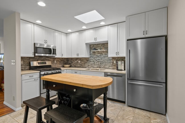 Building Photo - 438 Sylvan Dr