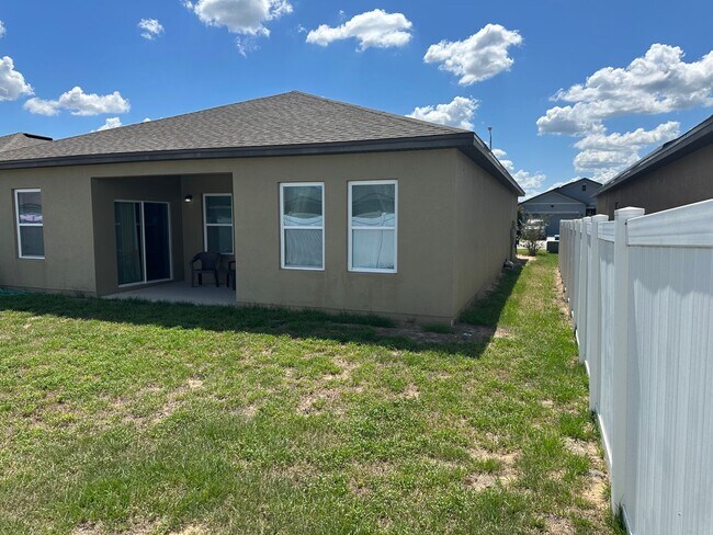 Building Photo - Private Back Yard! - 3 Bedroom 2 Bathroom ...