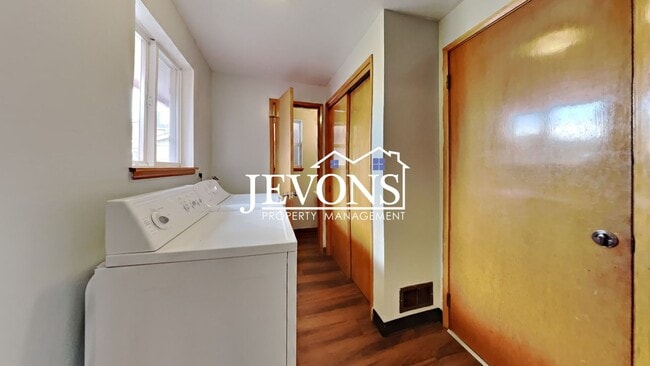 Building Photo - 223 S 79th St