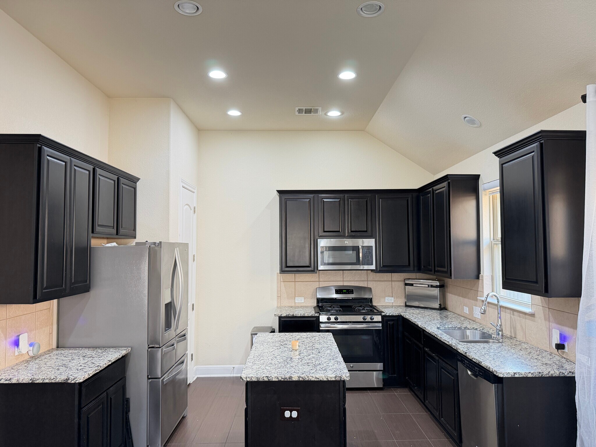 Building Photo - 2432 Granite Hill Dr