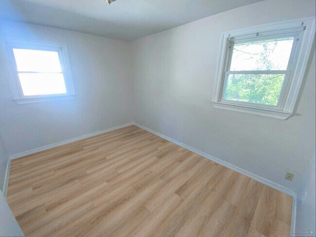 Building Photo - 811 Bella Ln