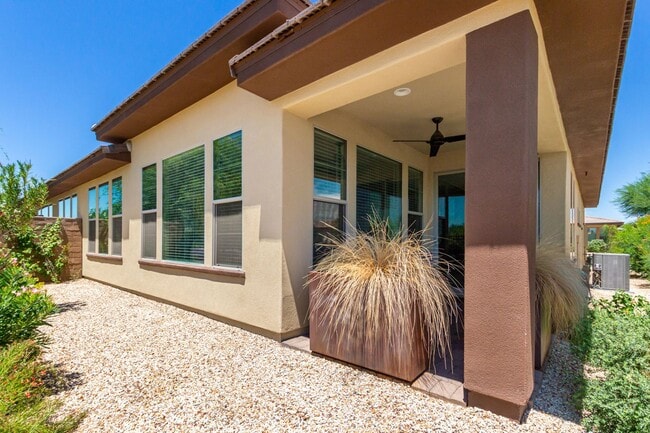 Building Photo - Gorgeous 2 bedroom / 2 bath townhome locat...