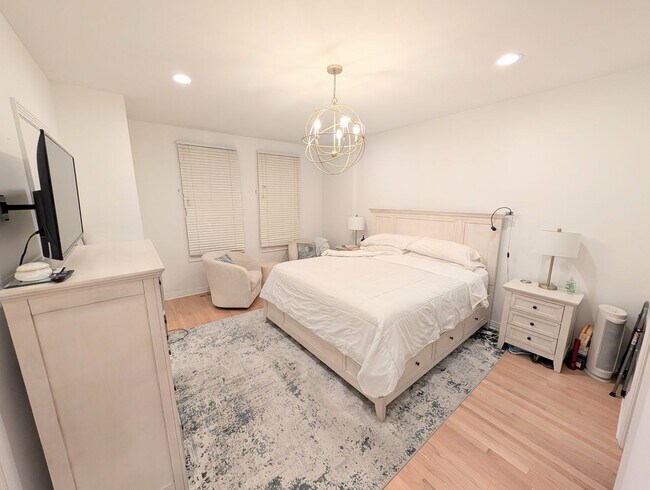 Building Photo - Stunning rehabbed 3-Bedroom Townhome in Fulton Market / West Loop