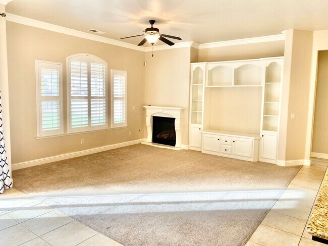 Building Photo - Beautiful 3-Bed, 2-Bath Near Sanger West High School