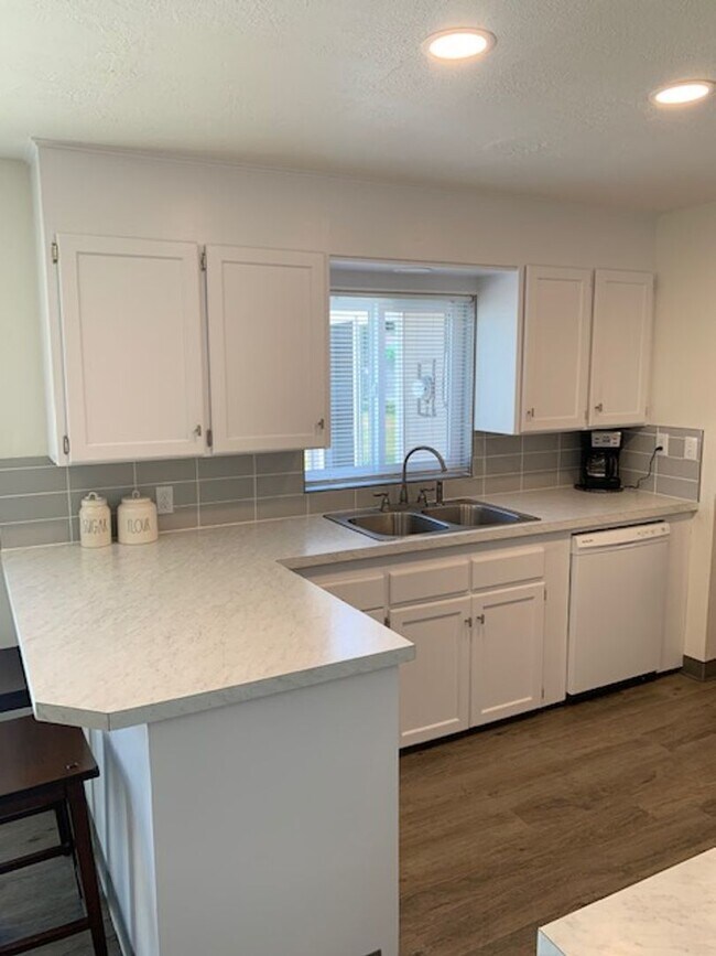 Building Photo - Beautifully Updated 3 Bedroom 1 Bath Home ...