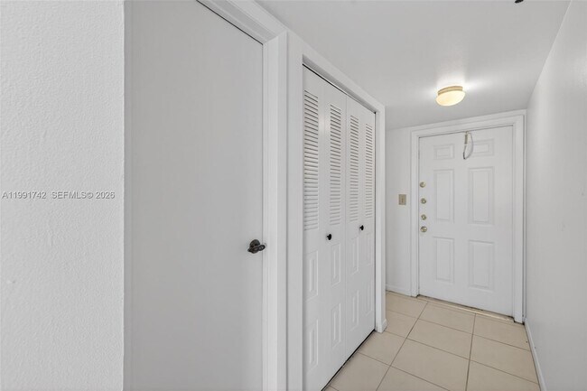 Building Photo - 3100 W Rolling Hills Cir