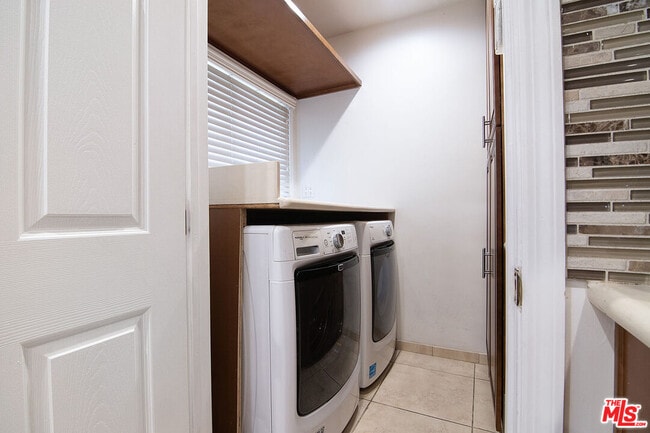 Building Photo - 517 N Poinsettia Pl